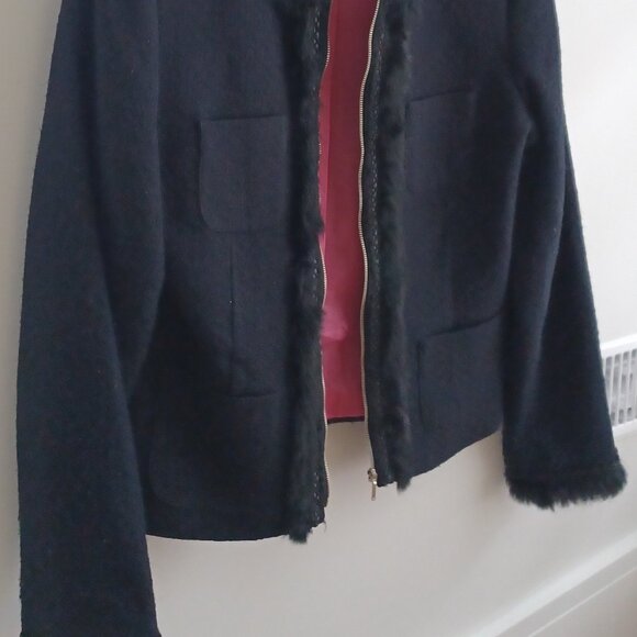 Black jacket with fake fur details by zipper, collar and cuffs. - Picture 7 of 7
